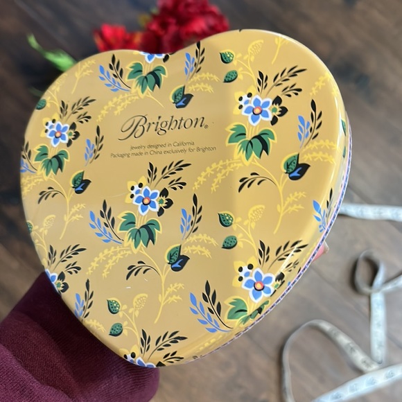 Heart Shaped Brighton Collection Tin Medium Size - Picture 15 of 16